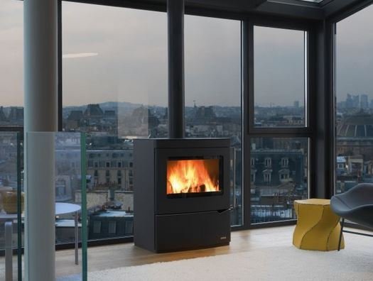 Stufa a legna moderna con vetro grande
