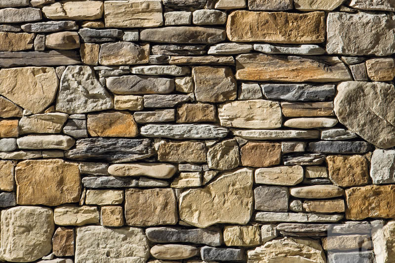 rivestimento in pietra per camino a legna nelle case rustiche