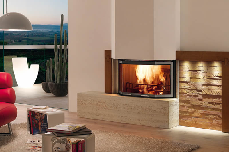 Camino a legna con vetro saliscendi